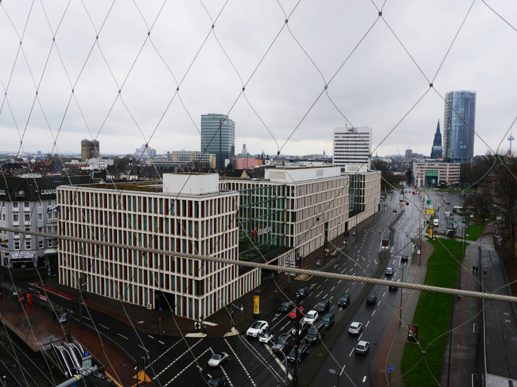Pohled na kancelářské budovy a rušnou městskou silnici za zataženého dne