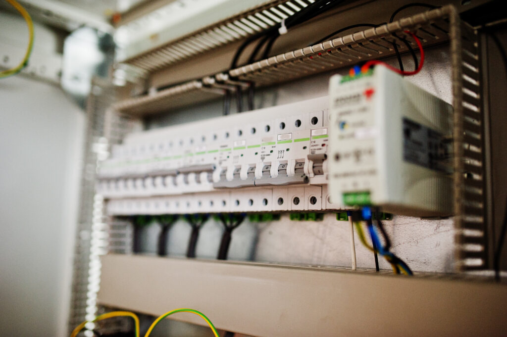 Elektrický rozvaděč s jističi jako ilustrační obrázek k tématu hlavního jističe před elektroměrem
